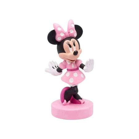 Eine Minnie-Maus-Figur im pinken Kleid und mit gepunkteter Schleife steht auf einem pinken Sockel. Eine Minnie-Maus-Figur im pinken Kleid und mit gepunkteter Schleife steht auf einem pinken Sockel.
