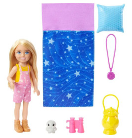 Puppe mit Schlafsack, Kissen, Rucksack, Laterne, Fernglas, Halskette und kleinem Tier.