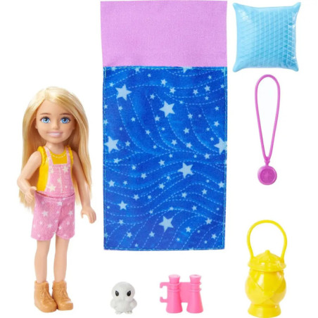 Puppe mit Schlafsack, Kissen, Rucksack, Laterne, Fernglas, Halskette und kleinem Tier.