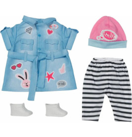 Puppenoutfit mit blauem Kleid, gestreifter Hose, pinker Mütze, weißen Schuhen und niedlichen Aufnähern.