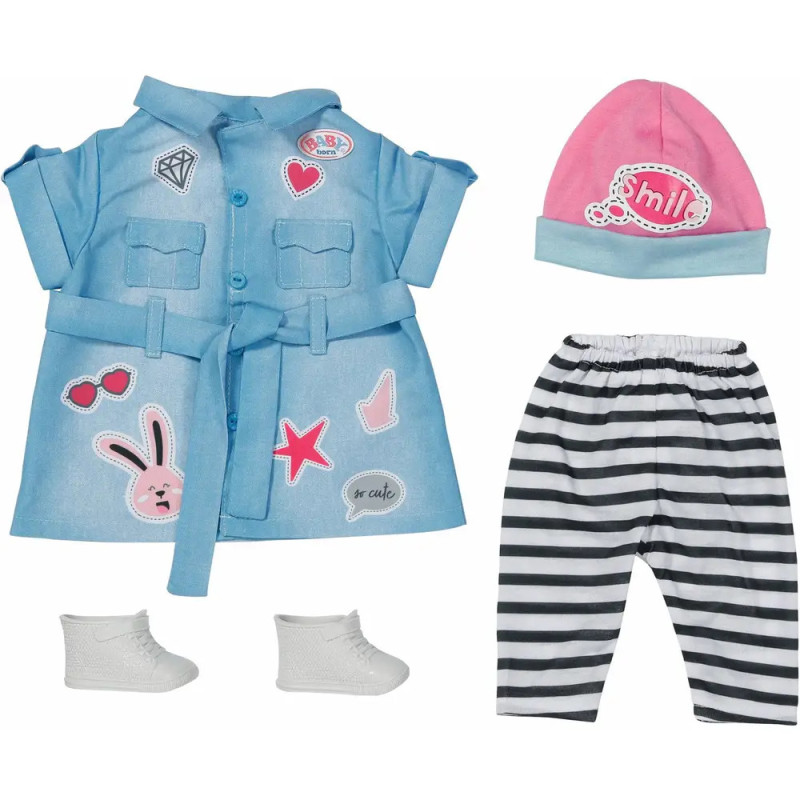 Puppenoutfit mit blauem Kleid, gestreifter Hose, pinker Mütze, weißen Schuhen und niedlichen Aufnähern. Puppenoutfit mit blauem Kleid, gestreifter Hose, pinker Mütze, weißen Schuhen und niedlichen Aufnähern.