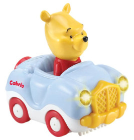 Winnie Puuh als Figur sitzt in einem blau-gelben Cabrio-Spielzeugauto mit leuchtenden Scheinwerfern.