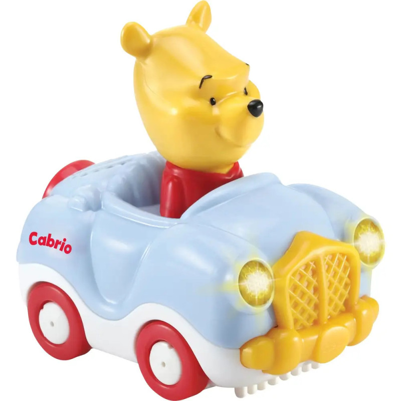 Winnie Puuh als Figur sitzt in einem blau-gelben Cabrio-Spielzeugauto mit leuchtenden Scheinwerfern. Winnie Puuh als Figur sitzt in einem blau-gelben Cabrio-Spielzeugauto mit leuchtenden Scheinwerfern.