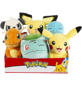 Sechs Pokémon-Plüschfiguren - Pikachu, Bisasam, Glumanda, Pichu, Tragosso und Schiggy - in einer Displaybox.