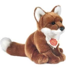 Plüschfuchs mit braunem Fell, weißen Akzenten und Halsanhänger sitzt aufrecht.