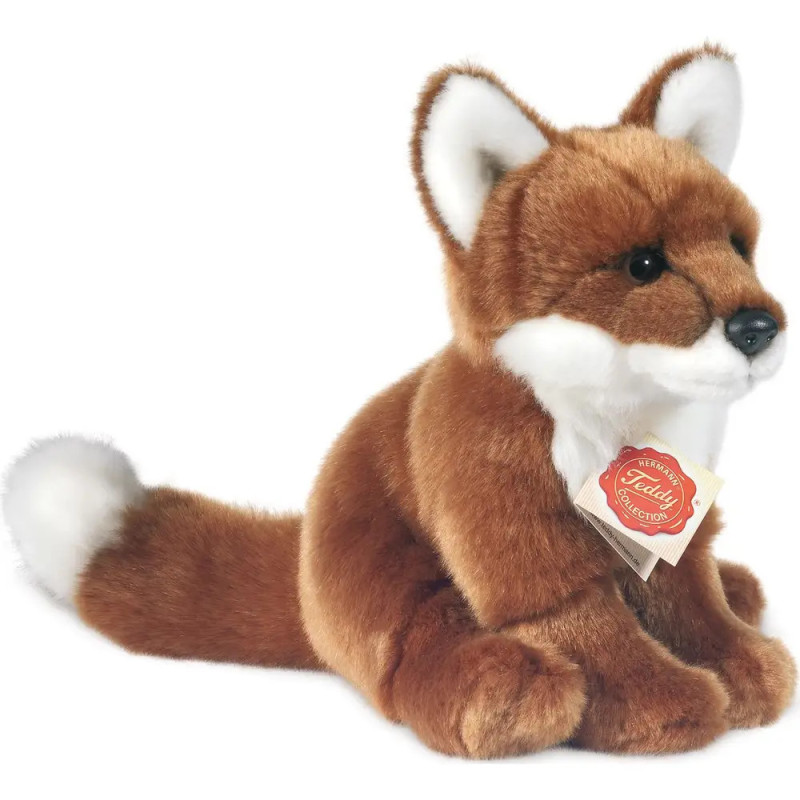 Plüschfuchs mit braunem Fell, weißen Akzenten und Halsanhänger sitzt aufrecht. Plüschfuchs mit braunem Fell, weißen Akzenten und Halsanhänger sitzt aufrecht.