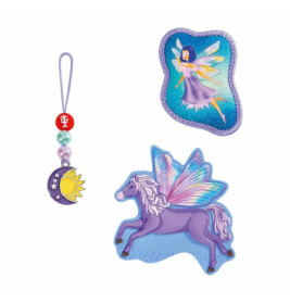 Lila Fee, lila geflügeltes Pferd und Sonnen-Mond-Anhänger mit Perlen vor weißem Hintergrund.