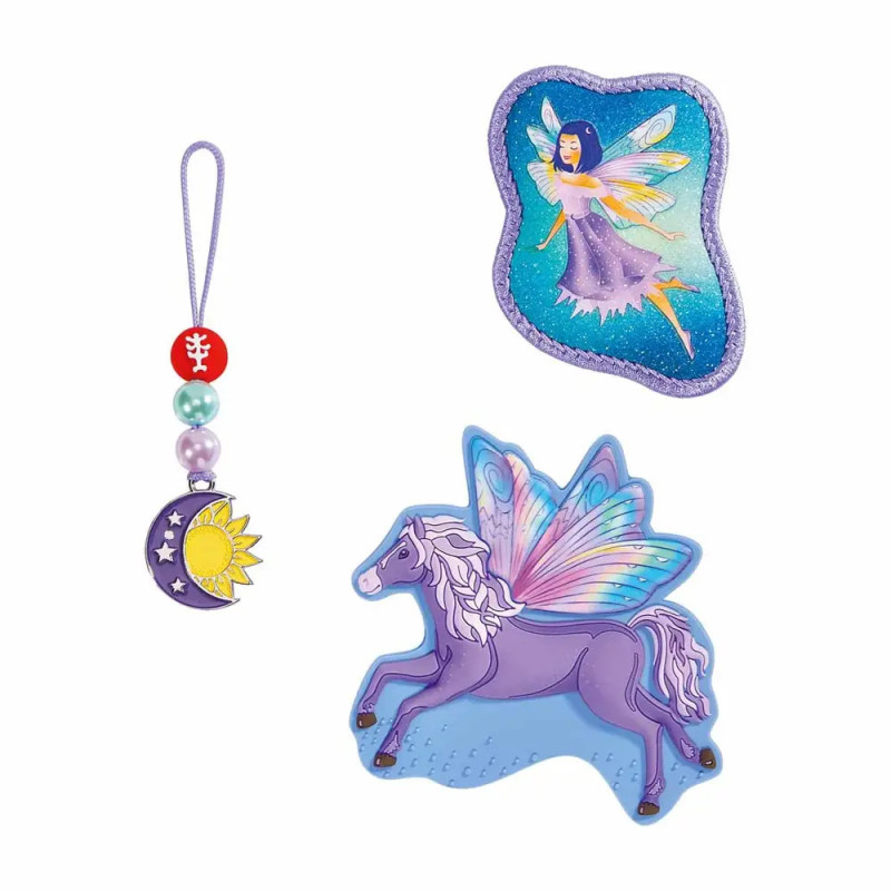 Lila Fee, lila geflügeltes Pferd und Sonnen-Mond-Anhänger mit Perlen vor weißem Hintergrund. Lila Fee, lila geflügeltes Pferd und Sonnen-Mond-Anhänger mit Perlen vor weißem Hintergrund.