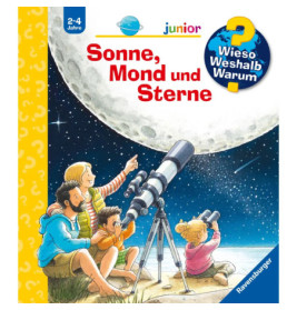 Vier Menschen, darunter zwei Kinder, beobachten nachts mit einem Teleskop den Mond und die Sterne.