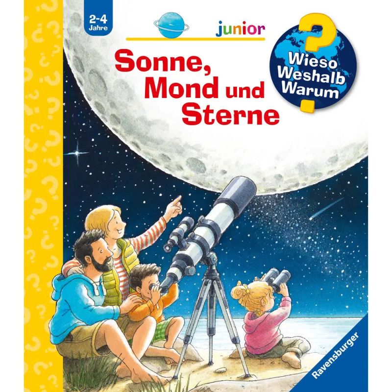 Vier Menschen, darunter zwei Kinder, beobachten nachts mit einem Teleskop den Mond und die Sterne.