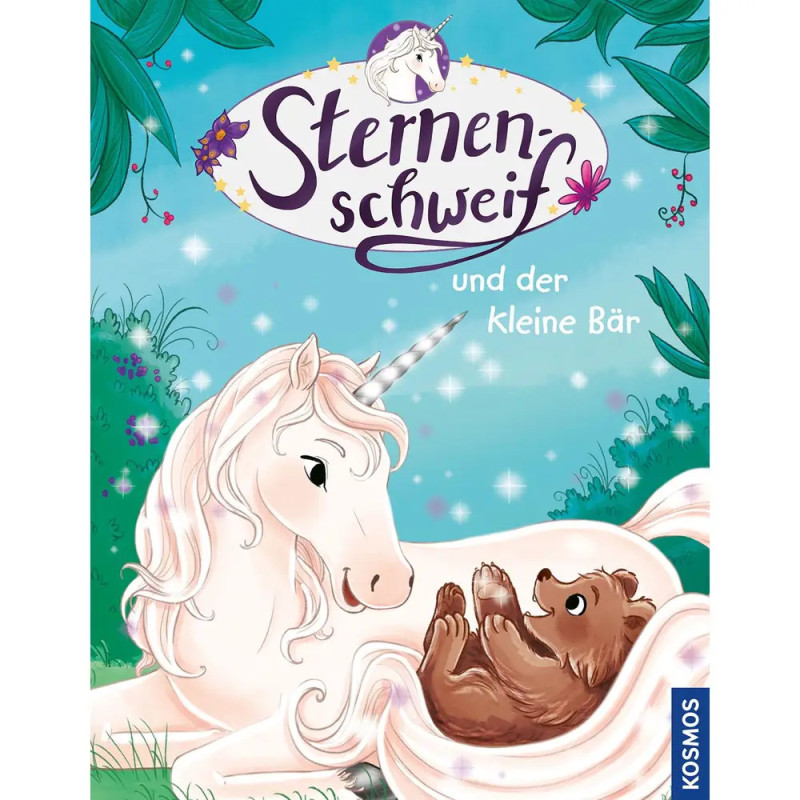 Ein weißes Einhorn und ein braunes Bärenjunges liegen unter Sternenhimmel mit dem Titel Sternenschweif auf einer Wiese. Ein weißes Einhorn und ein braunes Bärenjunges liegen unter Sternenhimmel mit dem Titel Sternenschweif auf einer Wiese.