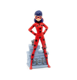 Cartoonfigur im roten Anzug mit schwarzen Flecken und Maske steht mit Händen in der Hüfte an einer Steinmauer.