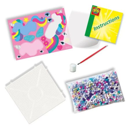 Farbenfrohes Einhorn-Bastelset mit Perlen, Steckplatte, Pinsel, Farbe, Anleitung und Stickerbogen.