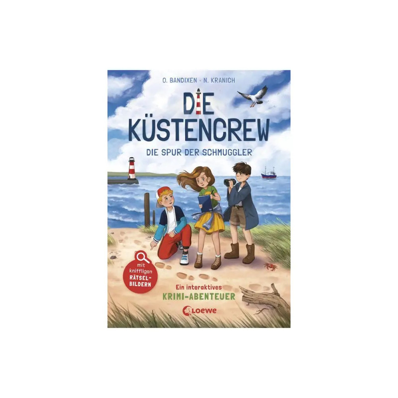 Cover von Die Küstencrew: Drei Kinder am Strand, im Hintergrund ein Leuchtturm und fliegende Möwen. Cover von Die Küstencrew: Drei Kinder am Strand, im Hintergrund ein Leuchtturm und fliegende Möwen.