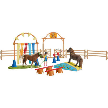 Parcours-Set mit zwei Spielzeugpferden, Reiterfigur sowie bunten Hindernissen und Zäunen. Parcours-Set mit zwei Spielzeugpferden, Reiterfigur sowie bunten Hindernissen und Zäunen.