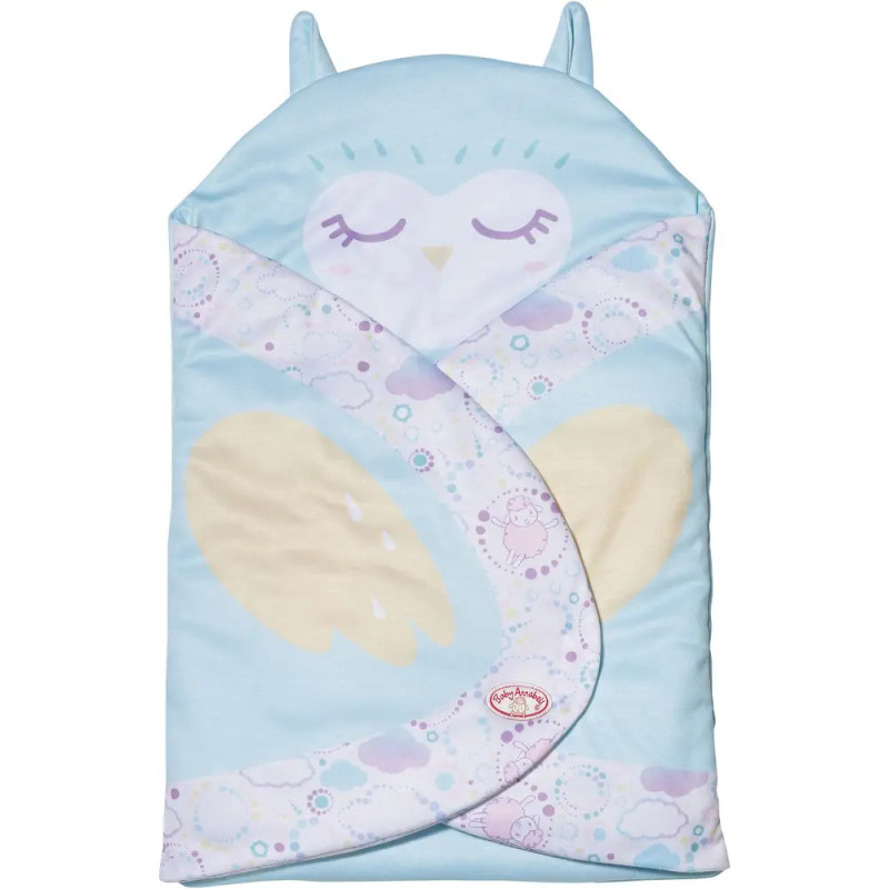 Blauer Babyschlafsack in Eulenform mit geschlossenen Augen, Flügeln und kleinen Ohren. Blauer Babyschlafsack in Eulenform mit geschlossenen Augen, Flügeln und kleinen Ohren.