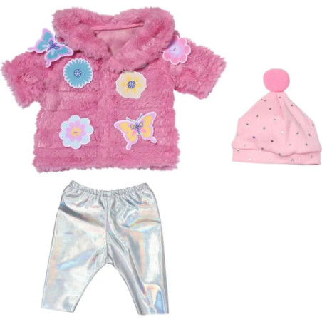 Puppe mit pinker Plüschjacke samt Blumen- und Schmetterlingsapplikationen, pinker Mütze und silberner Hose. Puppe mit pinker Plüschjacke samt Blumen- und Schmetterlingsapplikationen, pinker Mütze und silberner Hose.