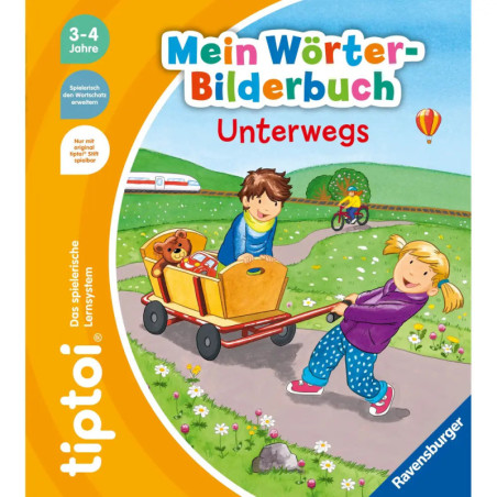 Zwei Kinder spielen draußen: Eines zieht einen Wagen mit Teddy, das andere fährt mit Rollschuhen und lächelt. Zwei Kinder spielen draußen: Eines zieht einen Wagen mit Teddy, das andere fährt mit Rollschuhen und lächelt.