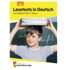 Junge lächelt, hält Bücher auf dem Kopf, steht vor Tafel oben deutscher Text zu Lesetests.