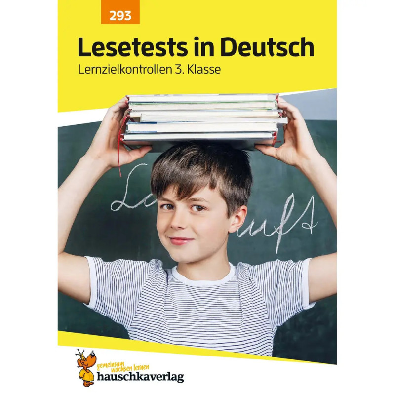 Junge lächelt, hält Bücher auf dem Kopf, steht vor Tafel oben deutscher Text zu Lesetests. Junge lächelt, hält Bücher auf dem Kopf, steht vor Tafel oben deutscher Text zu Lesetests.