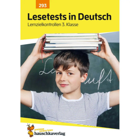 Junge lächelt, hält Bücher auf dem Kopf, steht vor Tafel oben deutscher Text zu Lesetests. Junge lächelt, hält Bücher auf dem Kopf, steht vor Tafel oben deutscher Text zu Lesetests.