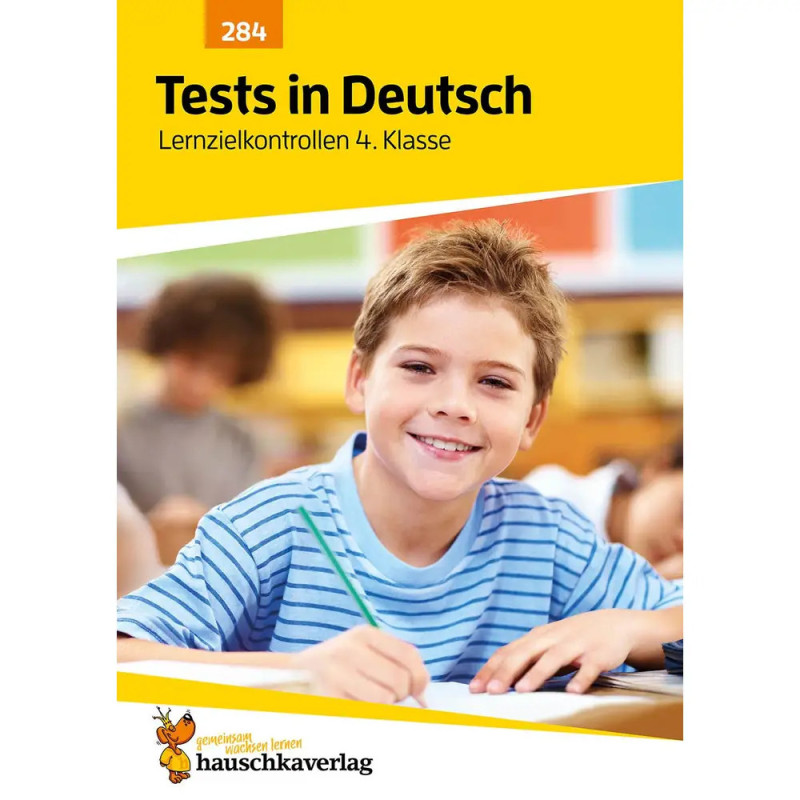 Ein lachender Junge im gestreiften Hemd sitzt mit Bleistift am Tisch Titelbild eines Deutschtests für die 4. Klasse.