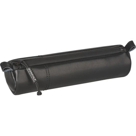 Schwarzes, zylindrisches Etui mit Reißverschluss und kleinem Seitenlabel vor weißem Hintergrund. Schwarzes, zylindrisches Etui mit Reißverschluss und kleinem Seitenlabel vor weißem Hintergrund.