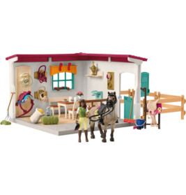 Pferdestall-Spielset mit Mädchenfigur, Pferd und Zubehör in einem detailreichen Raum.