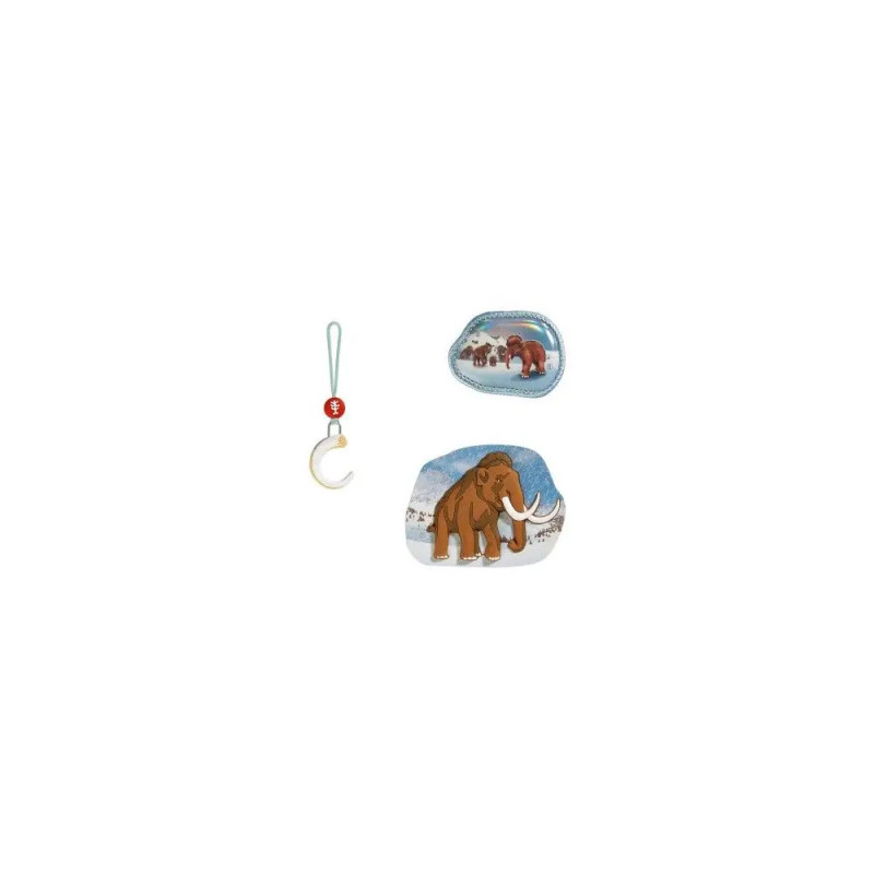 Ein Wollmammut, ein kleiner Haken und eine Illustration mit Mammuts im Schnee auf weißem Hintergrund. Ein Wollmammut, ein kleiner Haken und eine Illustration mit Mammuts im Schnee auf weißem Hintergrund.