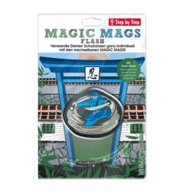 Blaues Ninja-Magic Mags Flash Zubehör in Verpackung, vor Bambus und Zaun im Hintergrund.