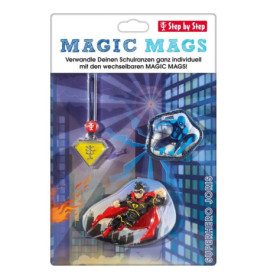 Drei Superhelden-Schultaschen-Accessoires auf bunter Karte mit der Aufschrift Magic Mags.