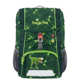 Grüner Rucksack mit geometrischem Muster, Step by Step-Schriftzug und Dino-Patch auf der Fronttasche.