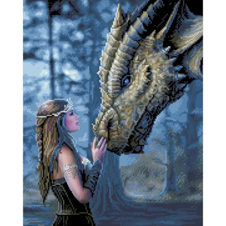 Eine tätowierte Frau berührt sanft die Schnauze eines großen Drachen in einem mondbeschienenen Wald.