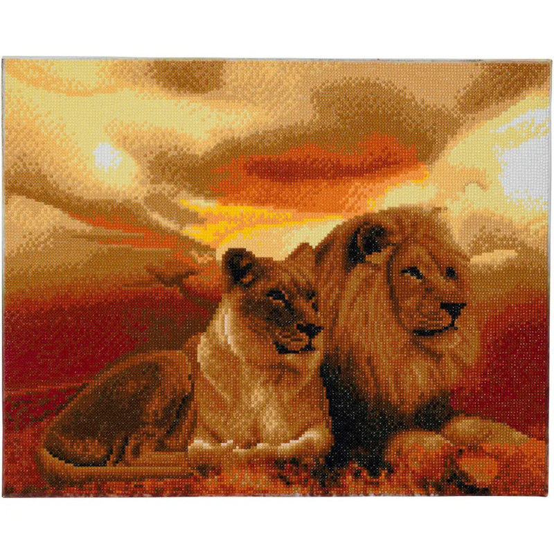 Ein Löwe und eine Löwin liegen gemeinsam im Gras der Savanne unter einem orangefarbenen Sonnenuntergang. Ein Löwe und eine Löwin liegen gemeinsam im Gras der Savanne unter einem orangefarbenen Sonnenuntergang.