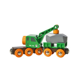 Grüner und orangefarbener Spielzeug-Kranwagen mit grauer Ladung vor weißem Hintergrund.