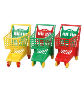 Drei bunte Spielzeugeinkaufswagen (gelb, grün, rot) stehen nebeneinander auf weißem Hintergrund.