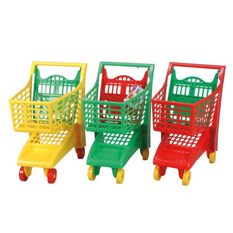 Drei bunte Spielzeugeinkaufswagen (gelb, grün, rot) stehen nebeneinander auf weißem Hintergrund. Drei bunte Spielzeugeinkaufswagen (gelb, grün, rot) stehen nebeneinander auf weißem Hintergrund.