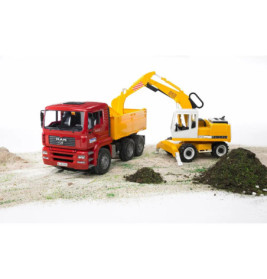 MAN TGA Kipp-LKW und Liebherr Schaufelbagger