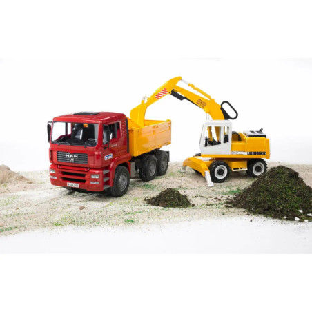 MAN TGA Kipp-LKW und Liebherr Schaufelbagger