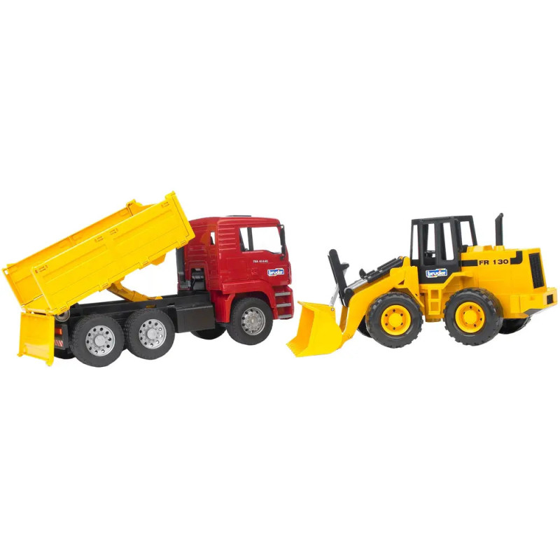 Roter Spielzeugkipplaster und gelber Spielzeuglader stehen nebeneinander vor weißem Hintergrund.