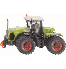 Grüner Claas-Traktor mit großen schwarzen Reifen und roten Felgen seitlich vor weißem Hintergrund.