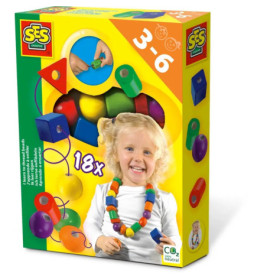 Ein lächelndes Kind mit bunter Perlenkette, dazu das SES-Perlenfädelset für 3- bis 6-Jährige.