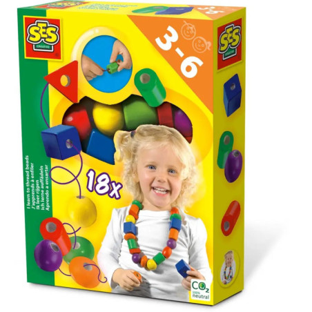 Ein lächelndes Kind mit bunter Perlenkette, dazu das SES-Perlenfädelset für 3- bis 6-Jährige.
