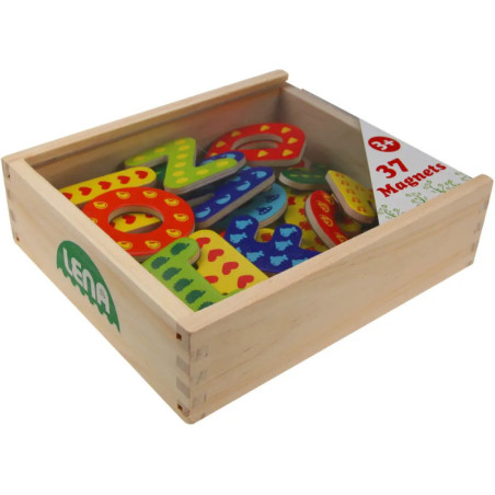 Holzbox mit bunten Magnetbuchstaben und -zahlen für Kinder, beschriftet mit 37 Magnete, ab 3 Jahren. Holzbox mit bunten Magnetbuchstaben und -zahlen für Kinder, beschriftet mit 37 Magnete, ab 3 Jahren.