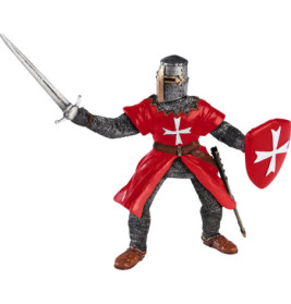 Spielzeugritter in Kettenhemd und rotem Wappenrock mit weißem Kreuz, Schwert und Schild, kampfbereit.
