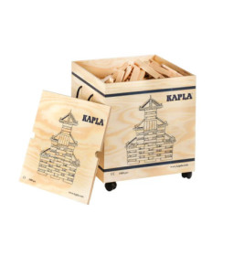Holzbox mit Rädern, Kapla-Logo, gefüllt mit Holzplättchen und einem Deckel mit Bauwerksmotiv.