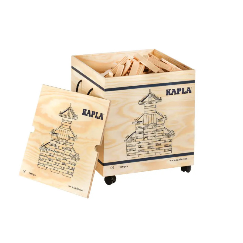 Holzbox mit Rädern, Kapla-Logo, gefüllt mit Holzplättchen und einem Deckel mit Bauwerksmotiv.
