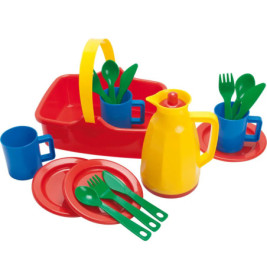 Buntes Tee-Spielzeugset aus Kunststoff mit Tassen, Tellern, Besteck, Teekanne und rotem Korb.