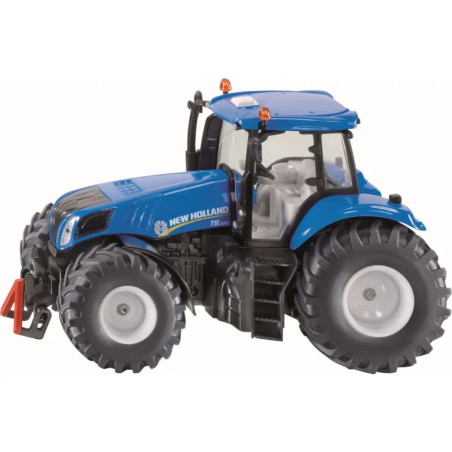 Blaues New Holland Traktor-Spielzeug mit großen schwarzen Rädern, seitlich auf weißem Hintergrund gezeigt.