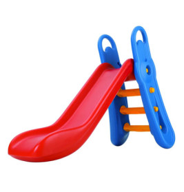 Rote und blaue Kinderrutsche aus Kunststoff mit gelben Stufen, freigestellt vor weißem Hintergrund.